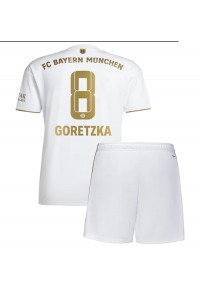 Bayern Munich Leon Goretzka #8 Babytruitje Uit tenue Kind 2022-23 Korte Mouw (+ Korte broeken)